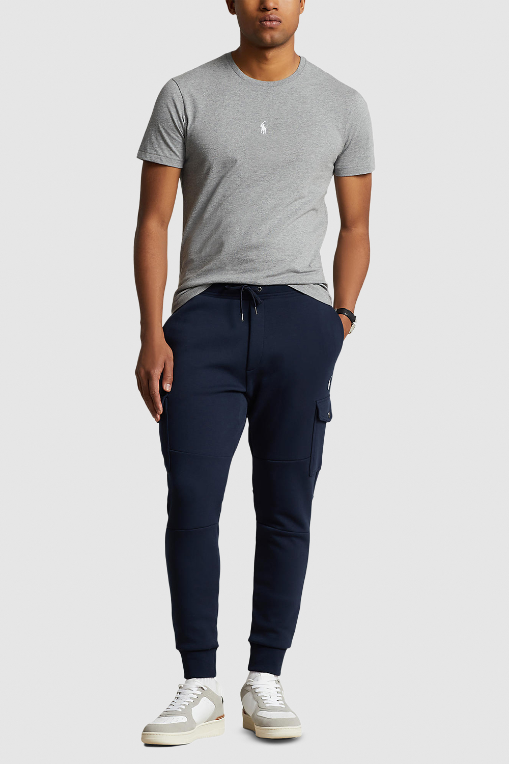 תמונת כל הלוק של חולצת טי